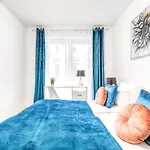 Modern Apartment With Free Garage And Balcony In The Downtown