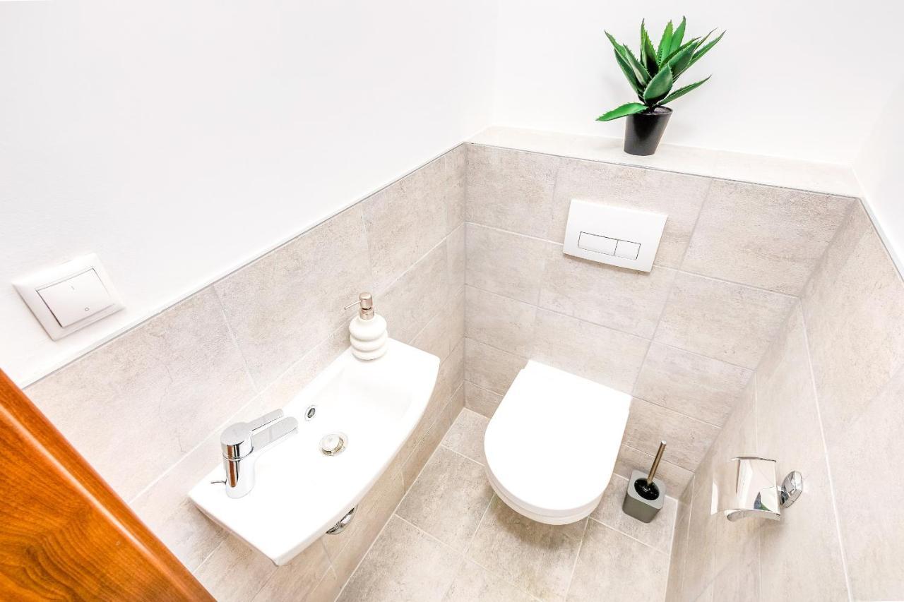 Modern With Free Garage And Balcony In The Downtown Apartmán